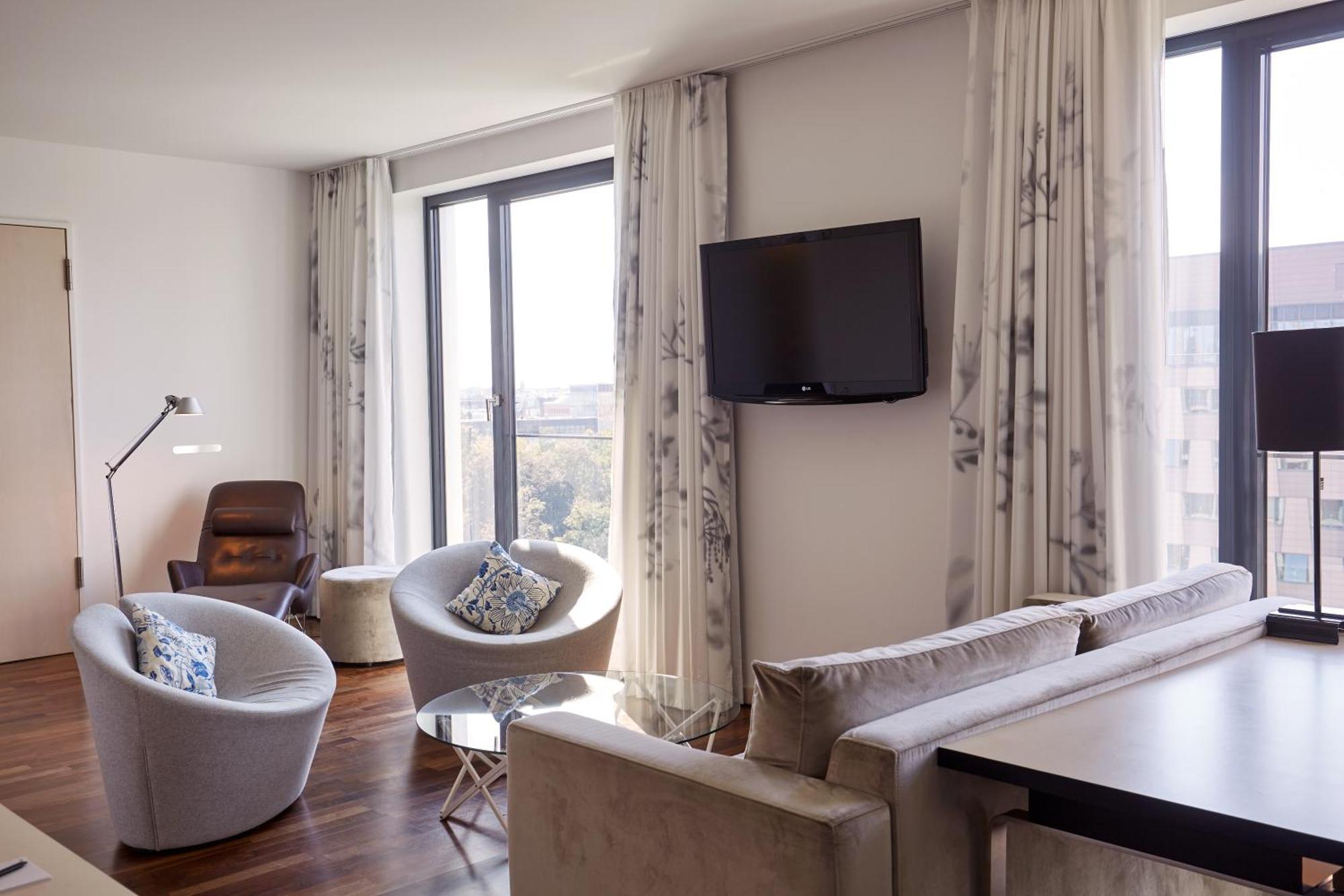 Executive Suite,1622024846:JPEG
