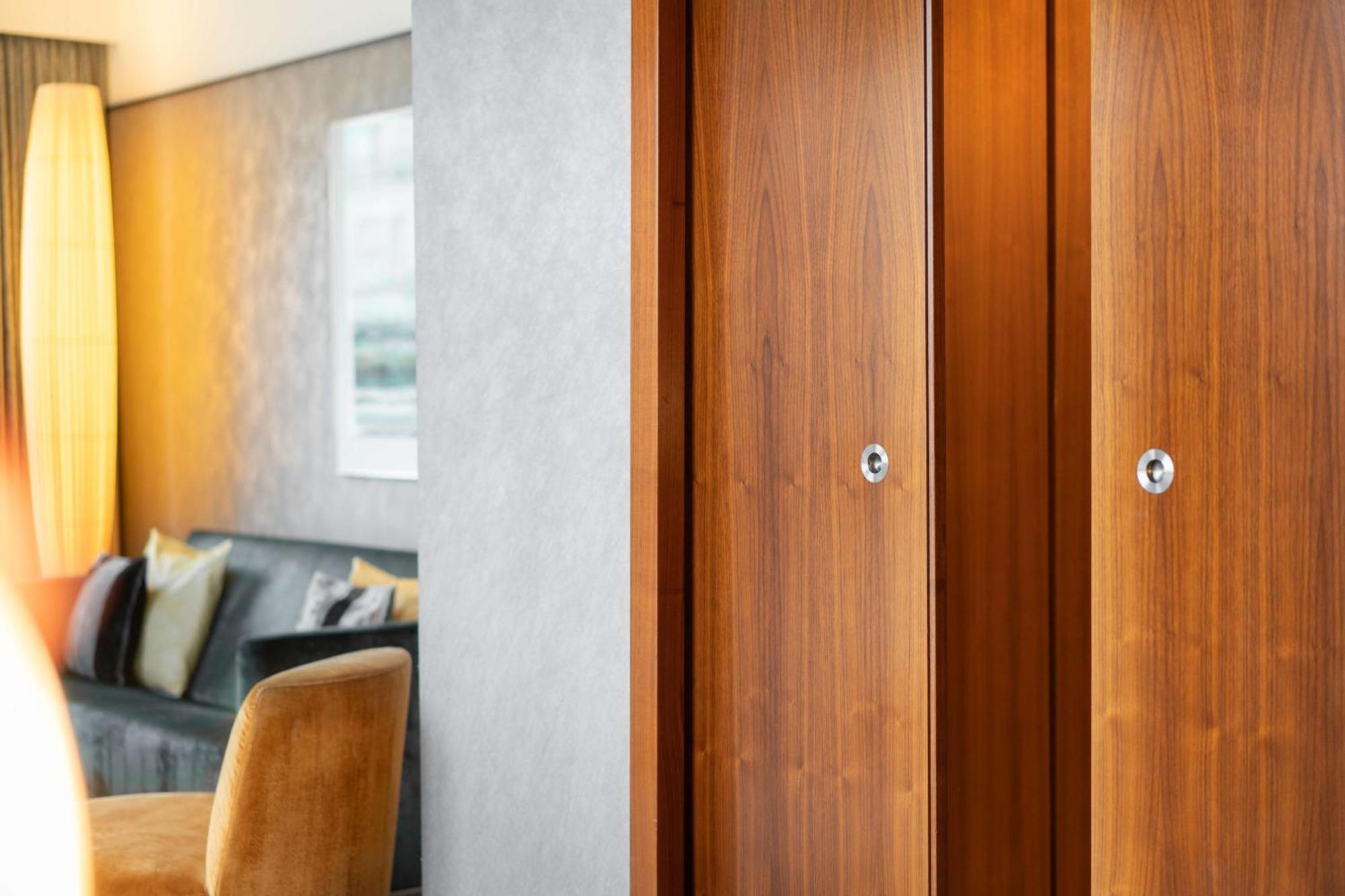 Suite Angolare con 1 Camera da Letto e Accesso Lounge